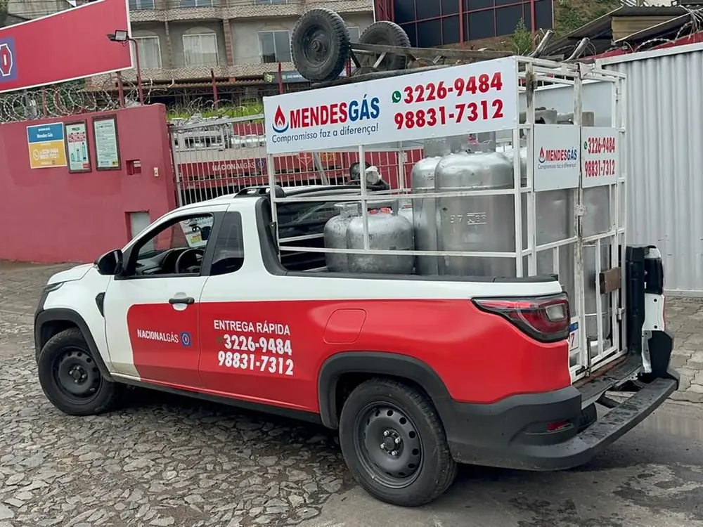 Camionete vermelha de entrega de gás da Mendes Gás
