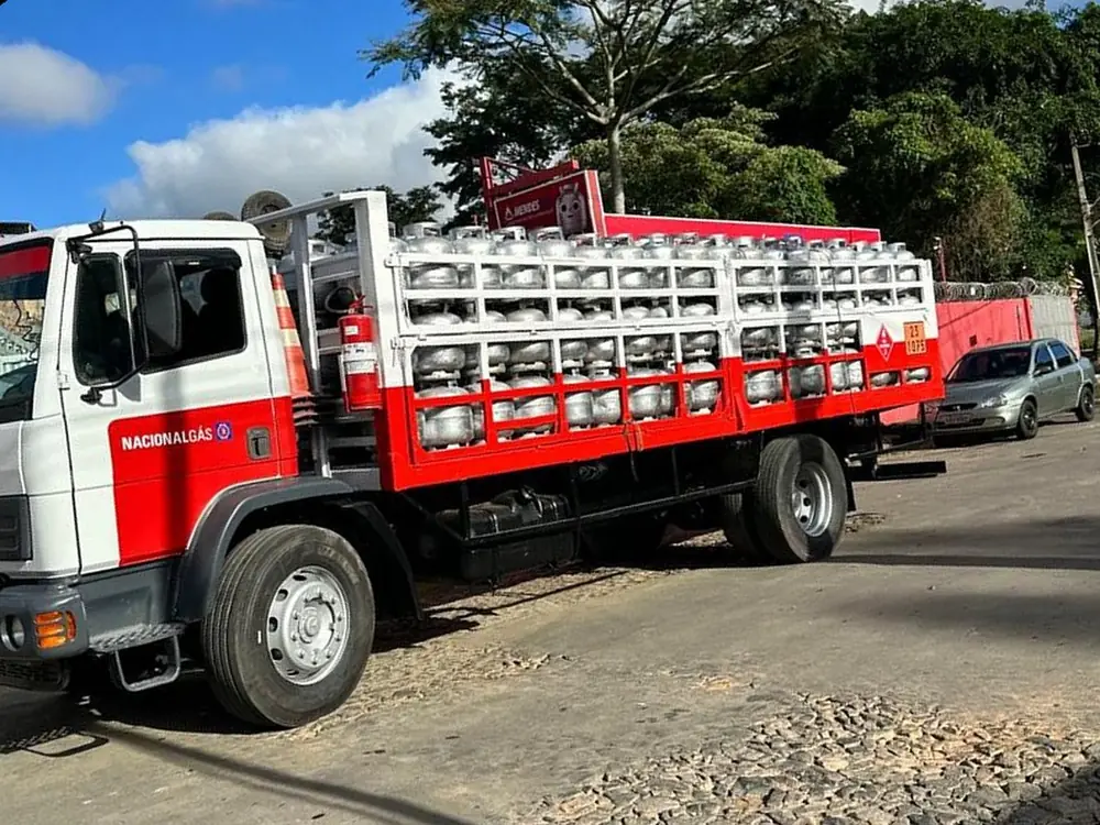 Caminhão Nacional Gás carregado com botijões P13
